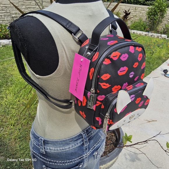 NWT BLACK n RED BETSEY JOHNSON LIP KITSCH BACKPACK - Picture 3 of 4